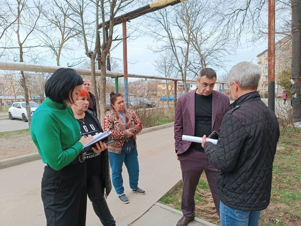 Руководитель аппарата администрации Симферопольского района Валерия Сальникова, совместно с главой администрации... Руководитель аппарата администрации Симферопольского района Валерия Сальникова, совместно с главой администрации...