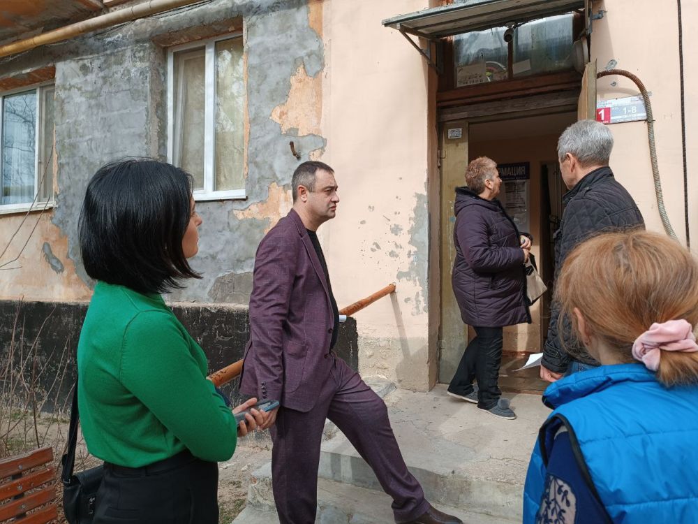 Руководитель аппарата администрации Симферопольского района Валерия Сальникова, совместно с главой администрации... Руководитель аппарата администрации Симферопольского района Валерия Сальникова, совместно с главой администрации...