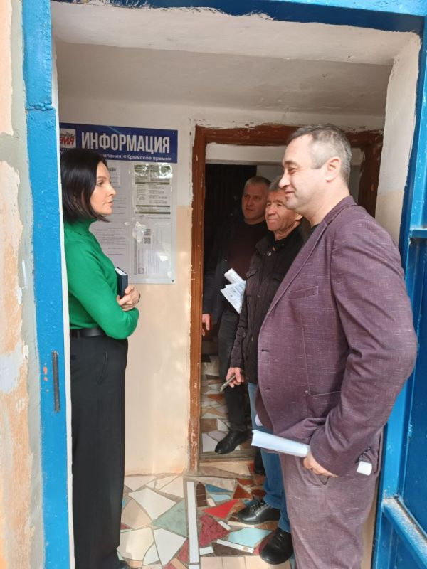 Руководитель аппарата администрации Симферопольского района Валерия Сальникова, совместно с главой администрации... Руководитель аппарата администрации Симферопольского района Валерия Сальникова, совместно с главой администрации...