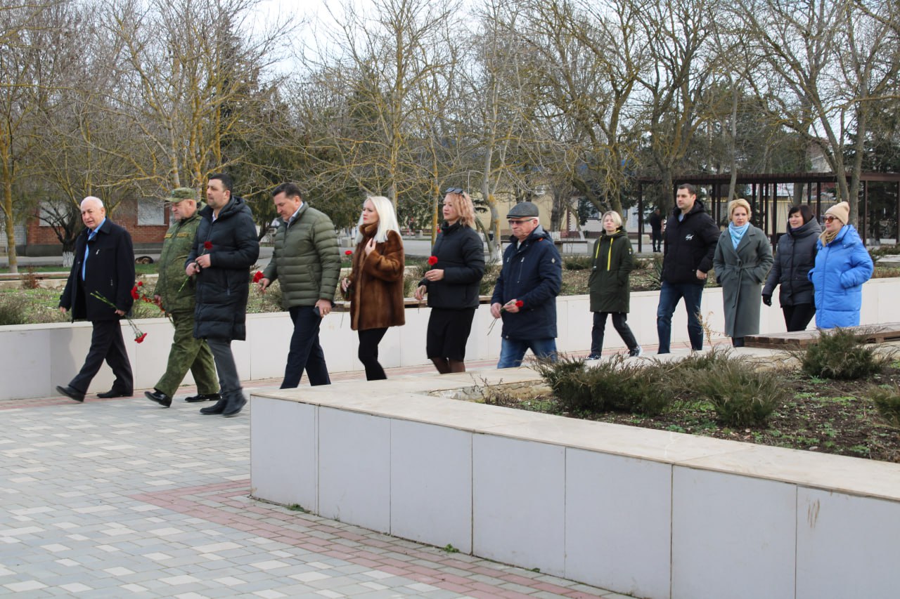 22 февраля 2024 года в преддверии Дня защитника Отечества в посёлке Ленино  состоялось торжественное возложение цветов к Обелиску Славы - Лента  новостей Крыма