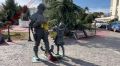 Крымчане несут цветы к памятнику Вежливым людям в Симферополе
