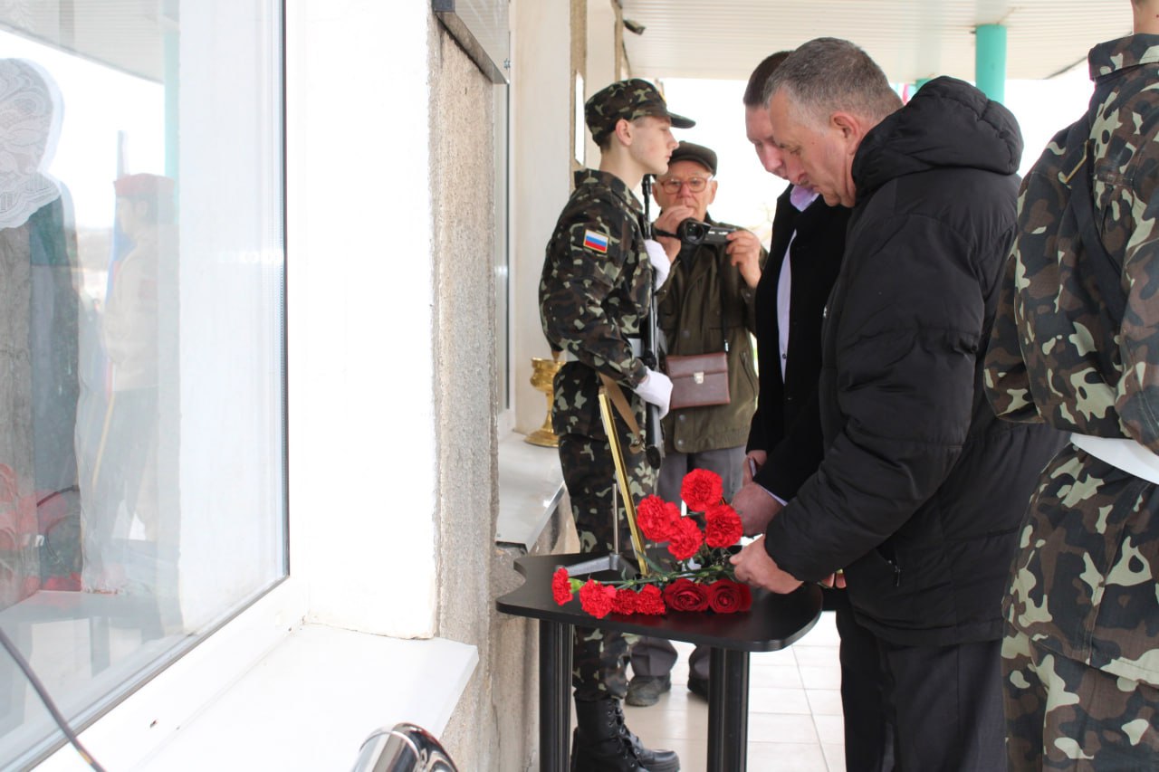 Мемориальную доску участнику СВО Денису Удовиченко открыли в селе Войково -  Лента новостей Крыма