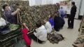 Волонтёры Белогорска плетут маскировочные сети для нужд фронта