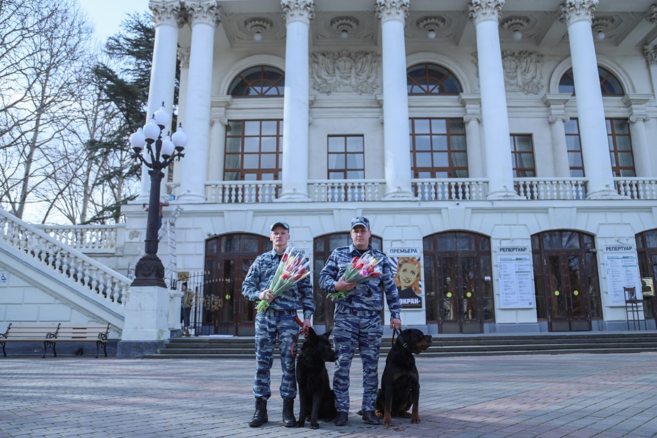 В Севастополе полицейские кинологи и кавалеристы вместе с представителями  Общественного совета при УМВД поздравляют дам с наступающим Международным  женским днём - Лента новостей Крыма