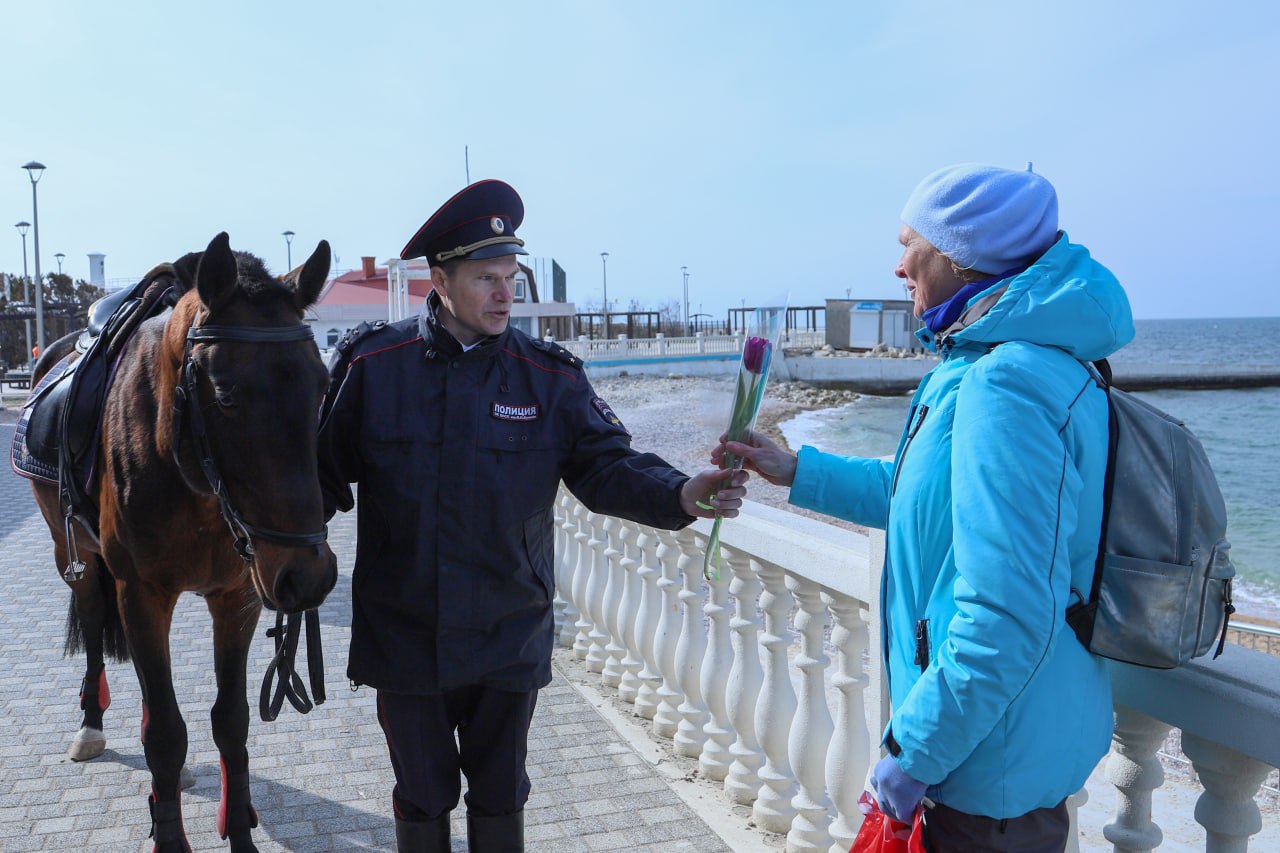 В Севастополе полицейские кинологи и кавалеристы вместе с представителями  Общественного совета при УМВД поздравляют дам с наступающим Международным  женским днём - Лента новостей Крыма