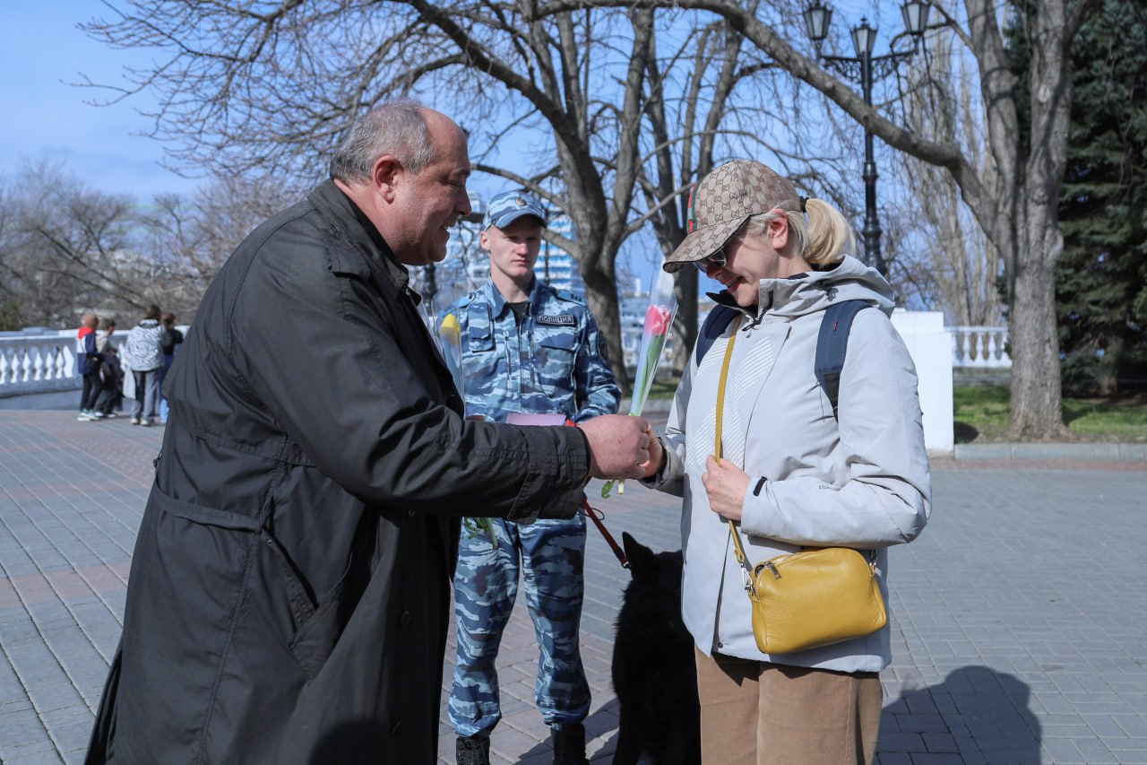 В Севастополе полицейские кинологи и кавалеристы вместе с представителями  Общественного совета при УМВД поздравляют дам с наступающим Международным  женским днём - Лента новостей Крыма