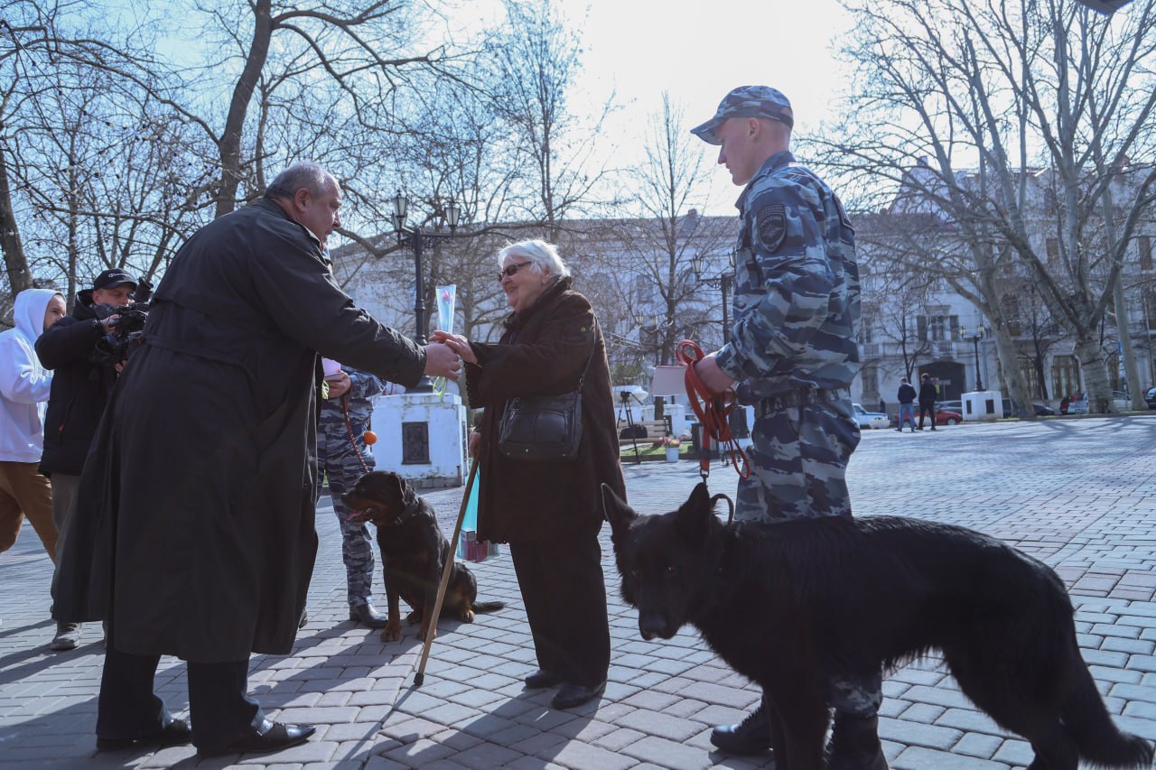 В Севастополе полицейские кинологи и кавалеристы вместе с представителями  Общественного совета при УМВД поздравляют дам с наступающим Международным  женским днём - Лента новостей Крыма