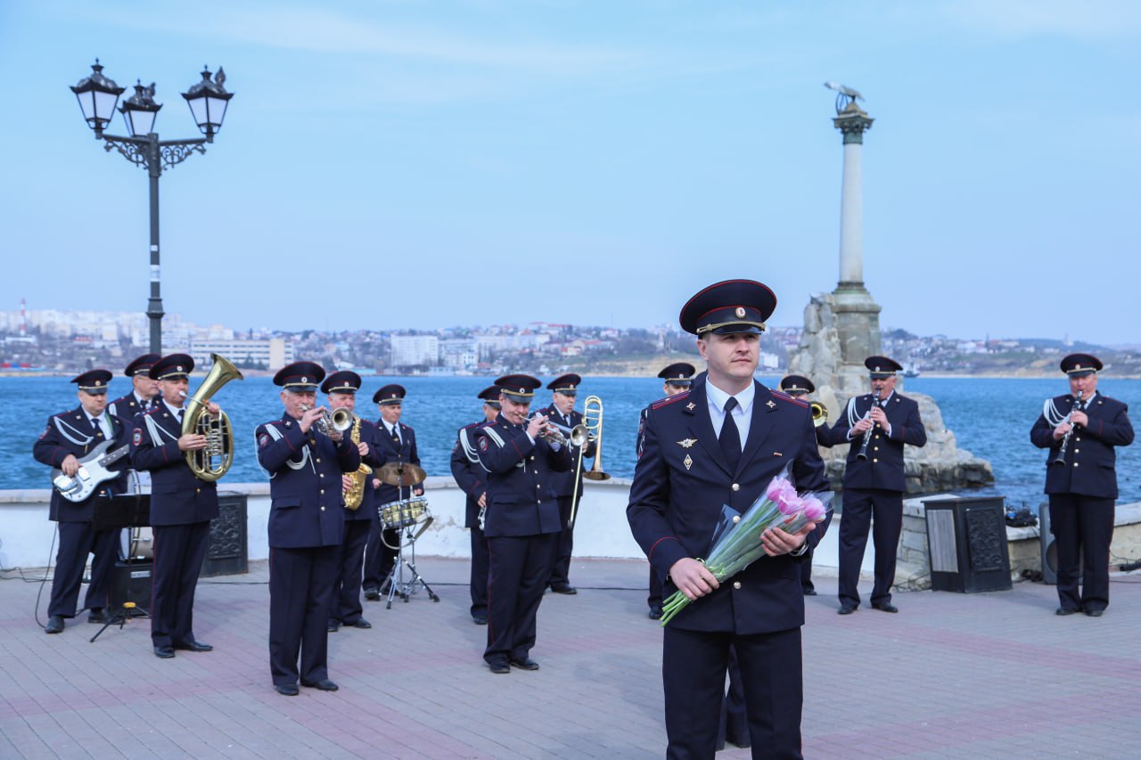 В Севастополе полицейские вместе с представителем Общественного совета при  УМВД Александром Елизаровым подарили жительницам и гостьям города  музыкальный подарок в честь Международного женского дня - Лента новостей  Крыма