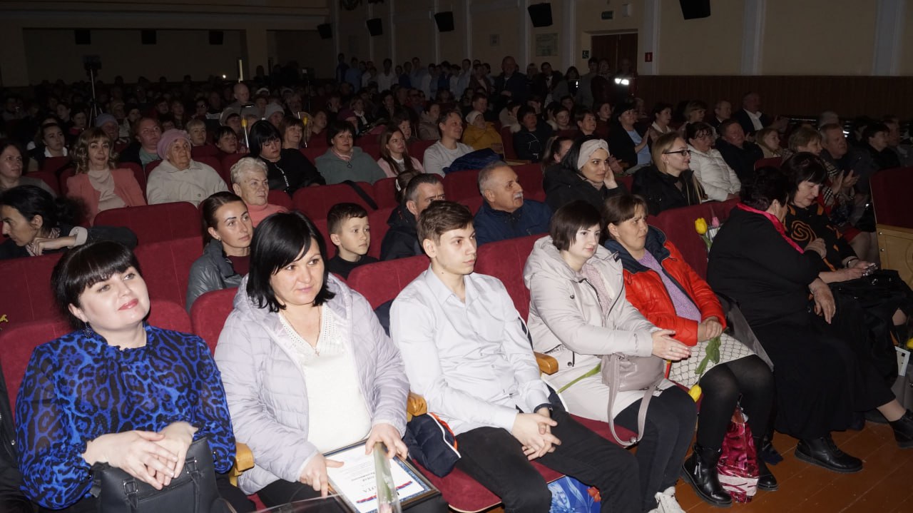 7 марта, в канун первого весеннего праздника в районном Доме культуры пгт  Советский прошёл праздничный концерт «Счастье там, где ты», посвященный  Международному женскому дню - Лента новостей Крыма