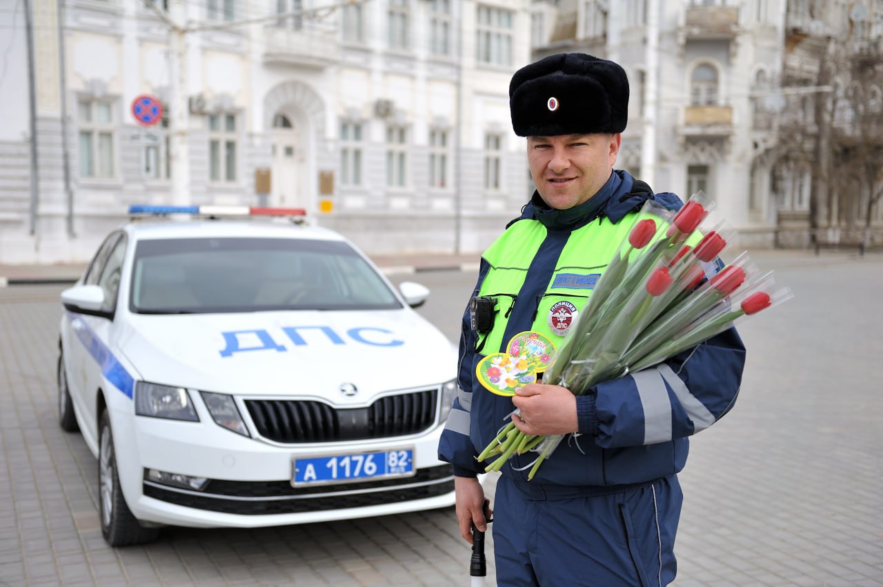 В Евпатории инспекторы ГИБДД поздравили автоледи с Международным женским  днем - Лента новостей Крыма