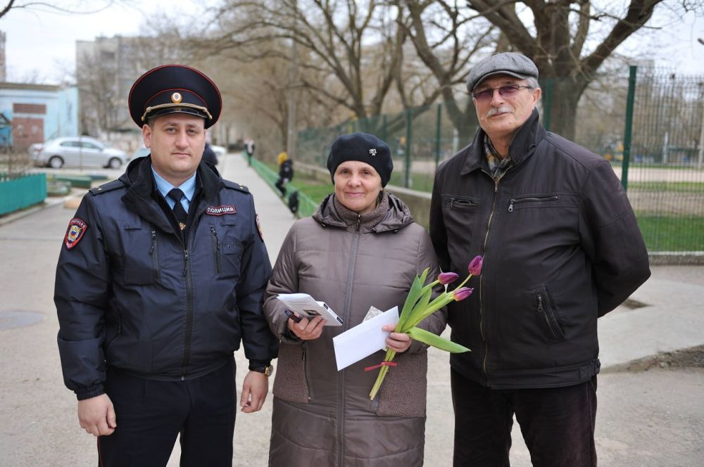 В Евпатории полицейские поздравили женщин с праздником весны - Лента ...