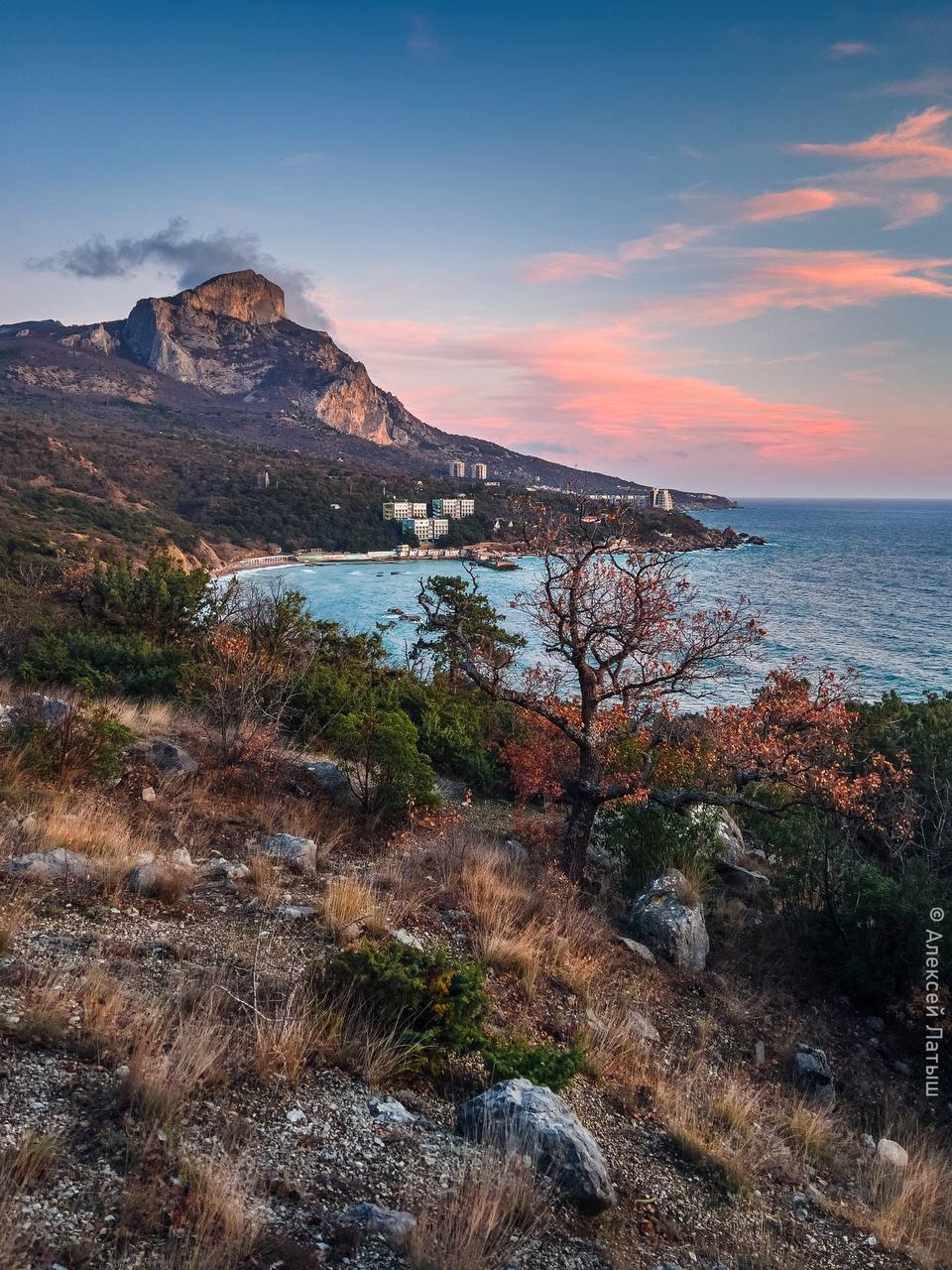 Drone strike on Russia's navy HQ in Crimea sends plumes of smoke into sky - YouT