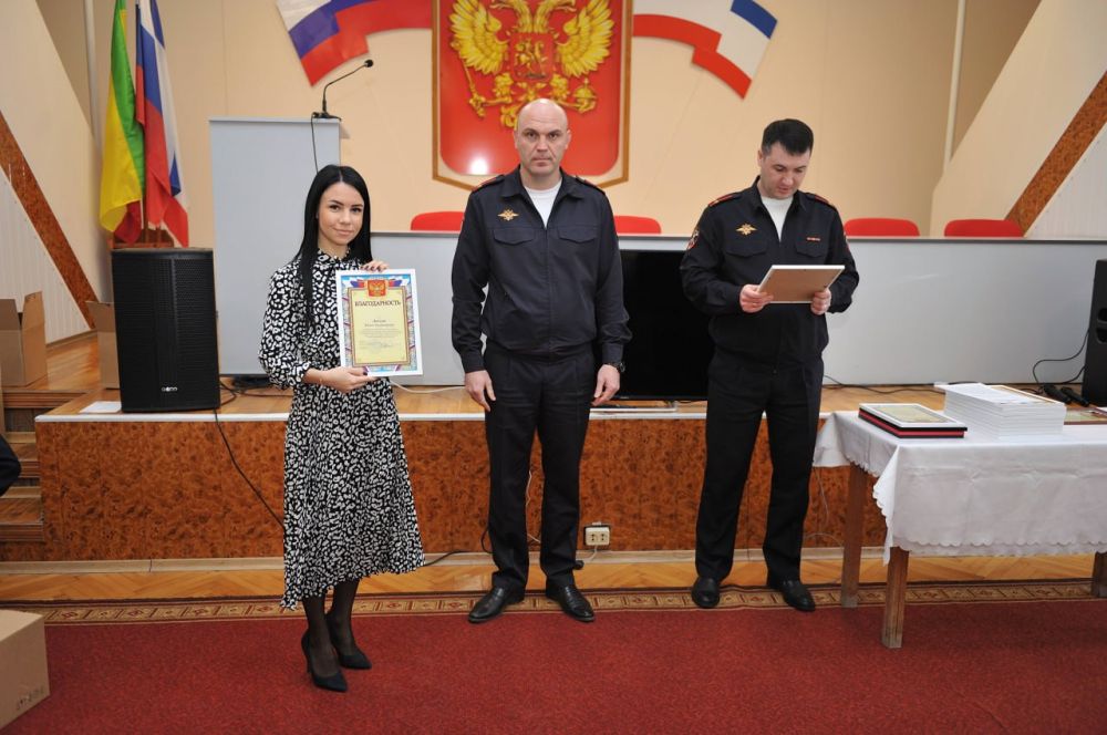 В Евпатории полицейские поздравили женщин с праздником весны - Лента ...