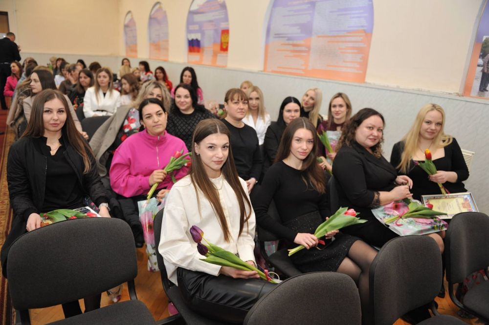 В Евпатории полицейские поздравили женщин с праздником весны - Лента ...
