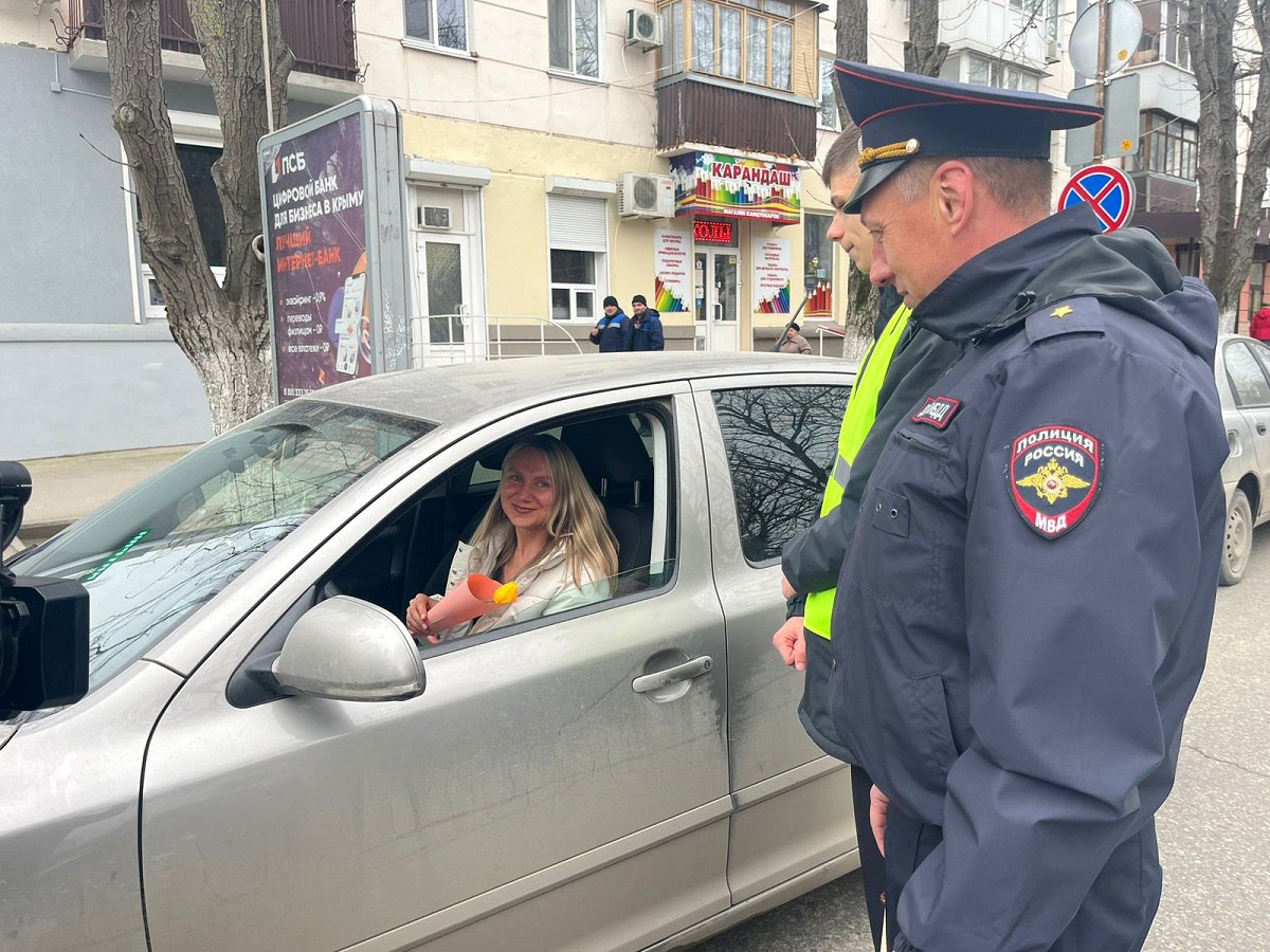 Полицейские Феодосии поздравили представительниц прекрасного пола с  Международным женским днем - Лента новостей Крыма