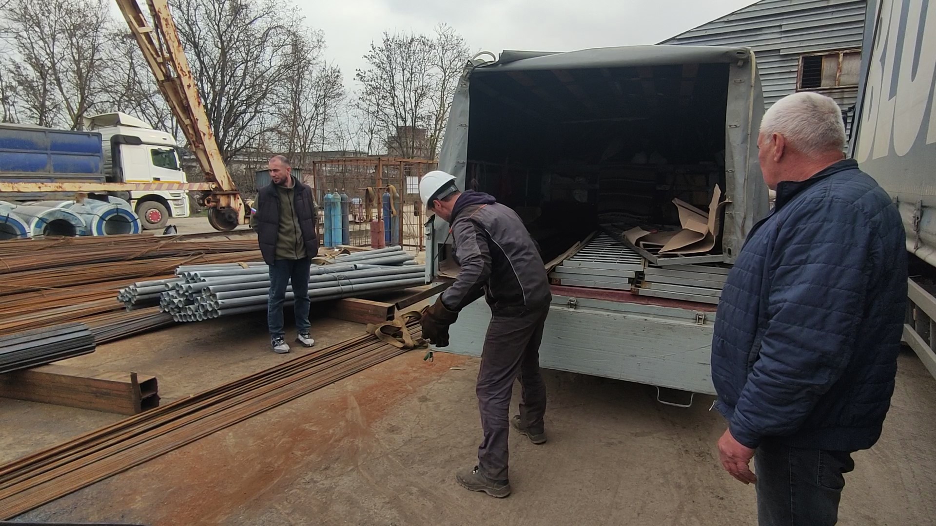 Из Крыма в зону СВО передали трубы и сетки для противодроновой защиты  автомобилей бойцов - Лента новостей Крыма