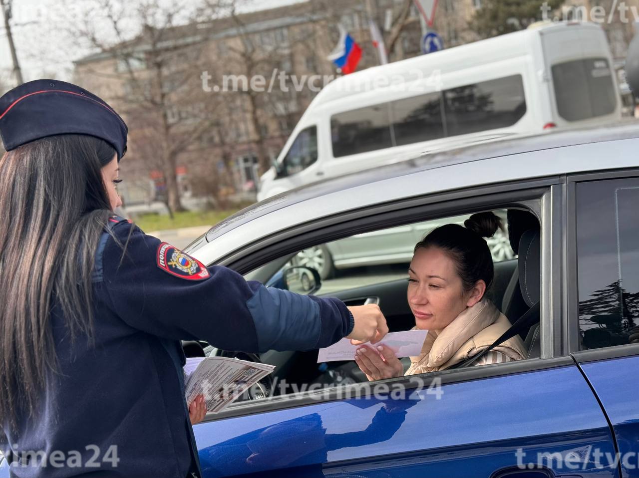 В честь Крымской весны в Симферополе сотрудники ГИБДД поздравили водителей  - Лента новостей Крыма