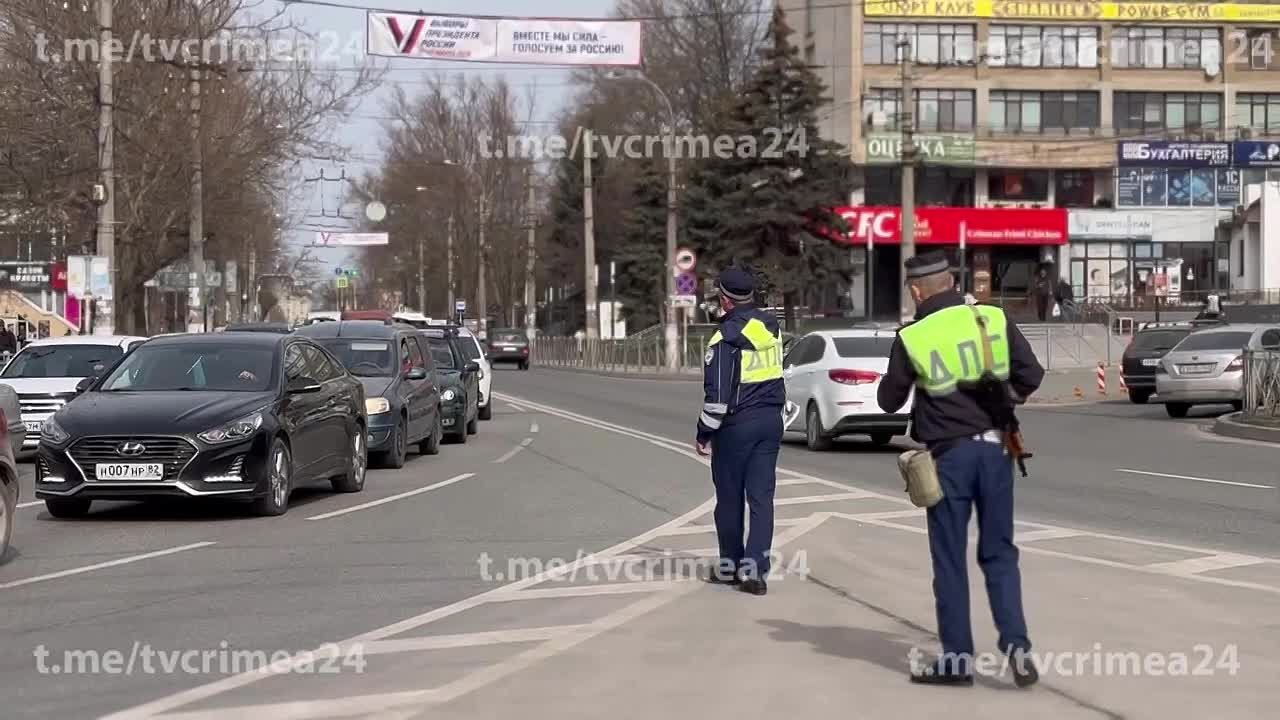 В Симферополе водителям дарят наклейки, посвященные Крымской весне - Лента  новостей Крыма