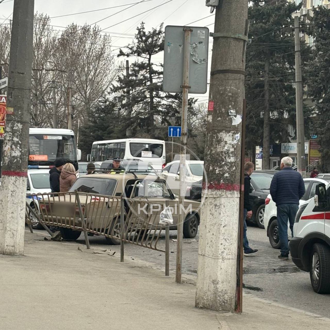 В Симферополе на улице Гагарина столкнулись две легковушки - Лента новостей  Крыма