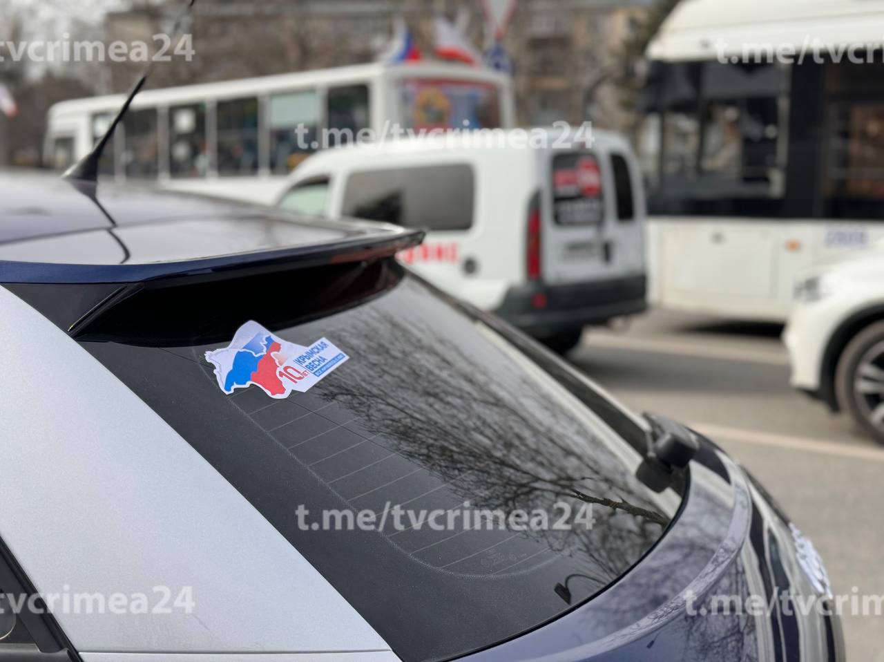 В честь Крымской весны в Симферополе сотрудники ГИБДД поздравили водителей  - Лента новостей Крыма