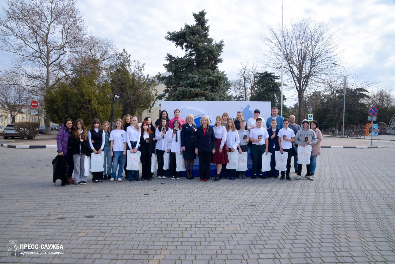 Юным евпаторийцам вручили паспорта - Лента новостей Крыма