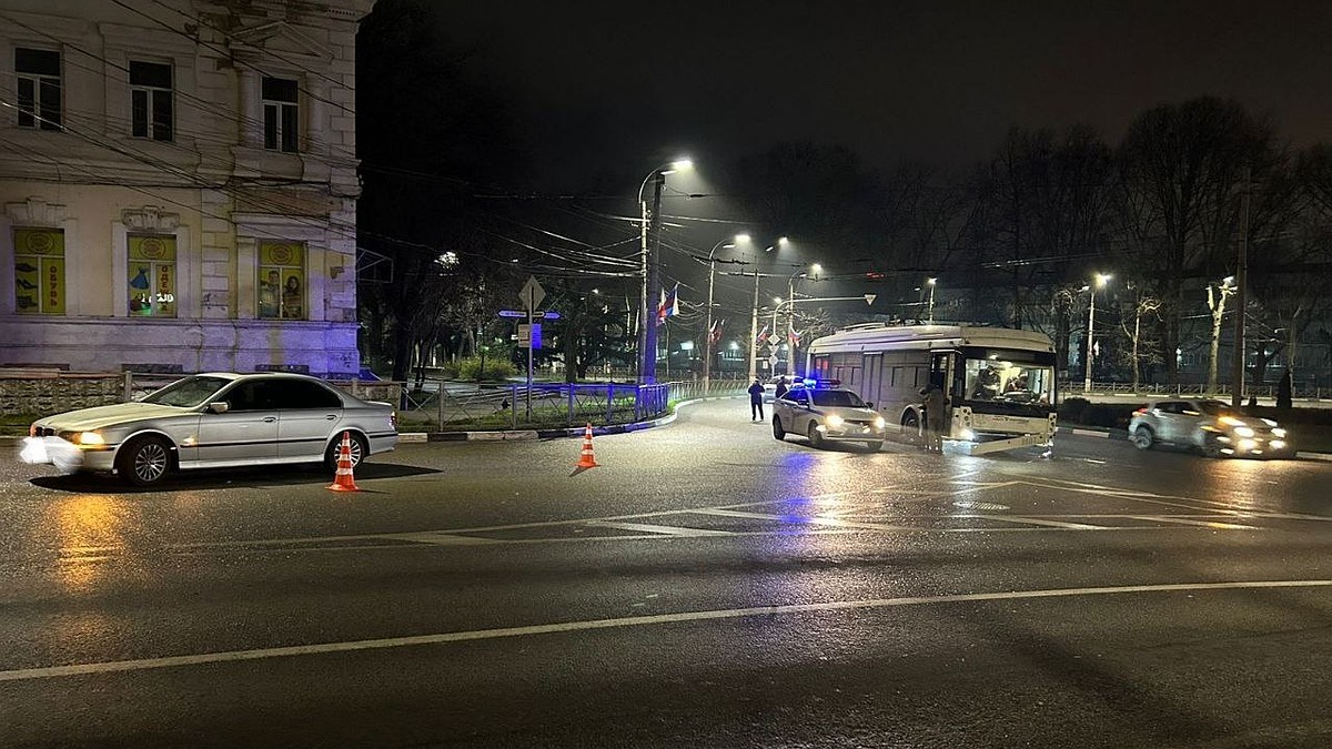 В Симферополе BMW врезался в троллейбус: пострадал 16-летний подросток -  Лента новостей Крыма