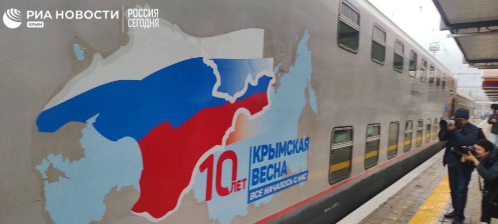 В Симферополь прибыл поезд, брендированный в честь десятилетия ...