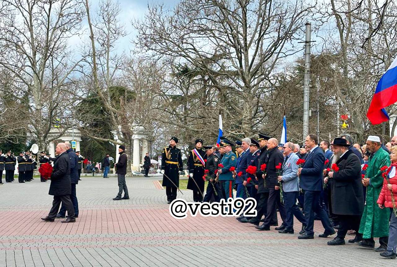 В Севастополе состоялась торжественная церемония возложения цветов к  Вечному огню на аллее Городов-Героев - Лента новостей Крыма