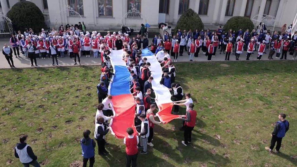 Молодёжь Крыма развернула огромные флаги России и Крыма в Ливадийском ...