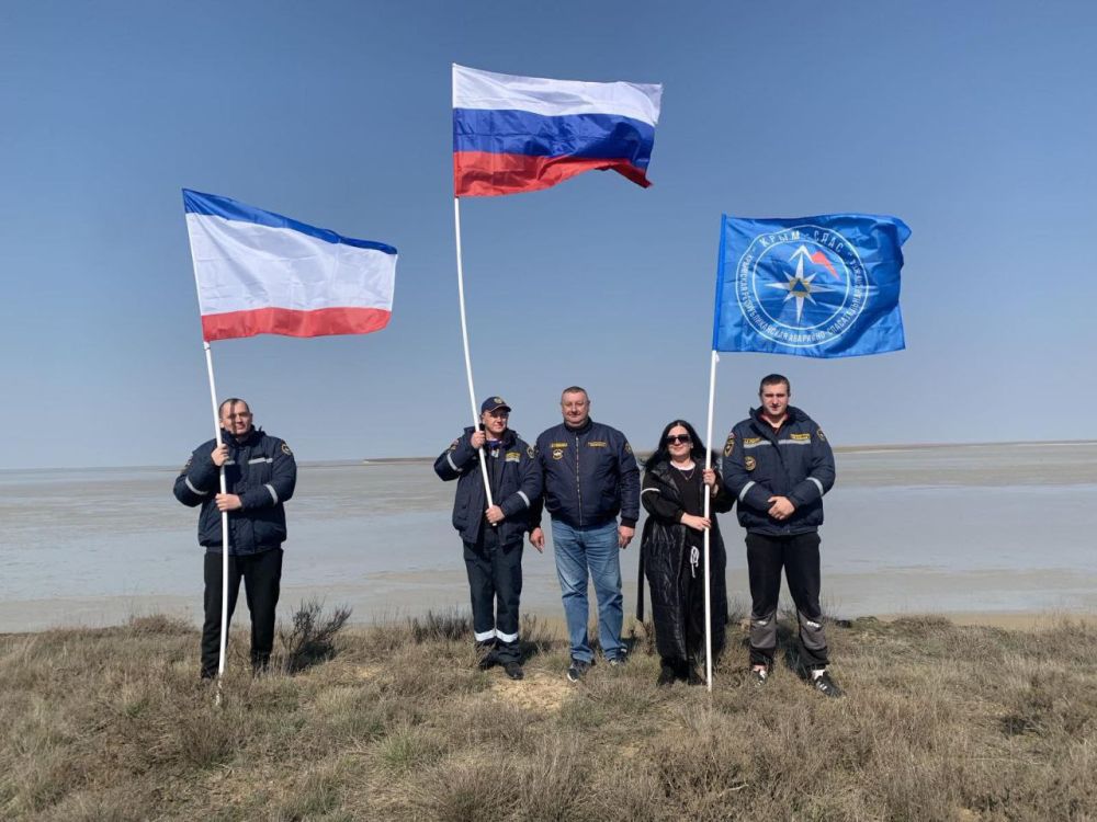 Спасатели Крыма развернули флаги РК и России в десяти точках на ...