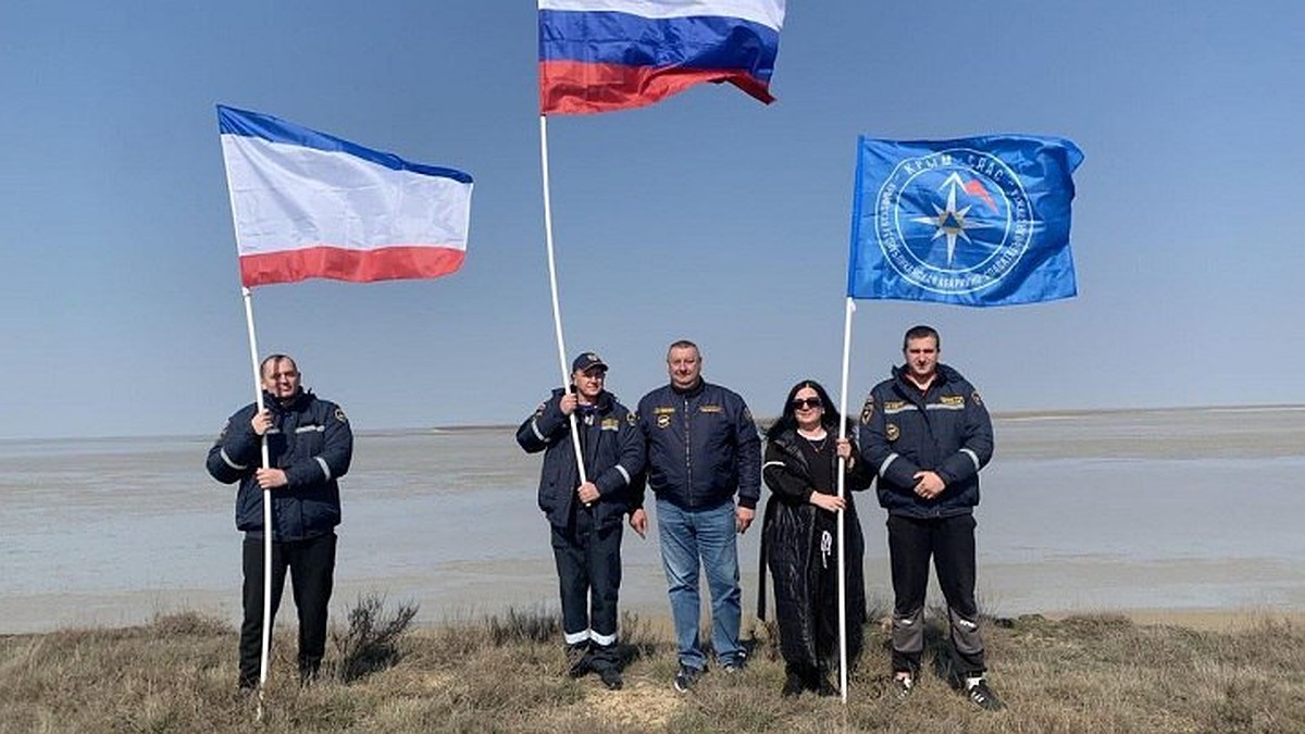 На острове Русский в Крыму спасатели развернули флаги России - Лента  новостей Крыма