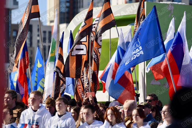Свердловские власти закрепили триумф на выборах многотысячным митингом. Фото Свердловские власти закрепили триумф на выборах многотысячным митингом. Фото