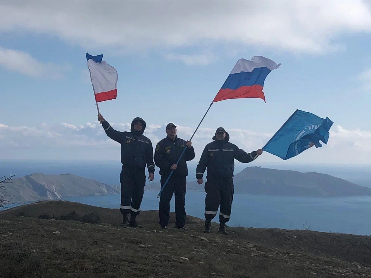 В десяти точках Крыма развернуты флаги Республики и России - Лента новостей  Крыма