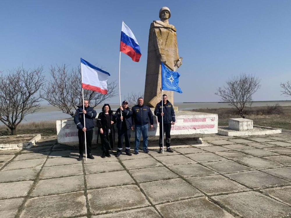 В десяти точках Крыма развернуты флаги Республики и России! - Лента ...
