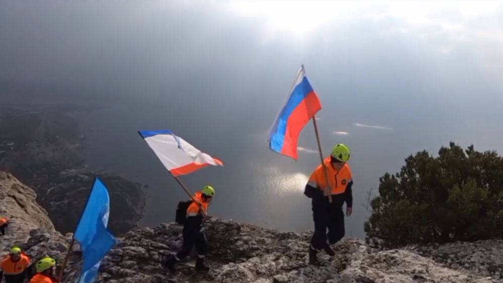 Спасатели МЧС развернули флаги Крыма и России на 10 вершинах ...