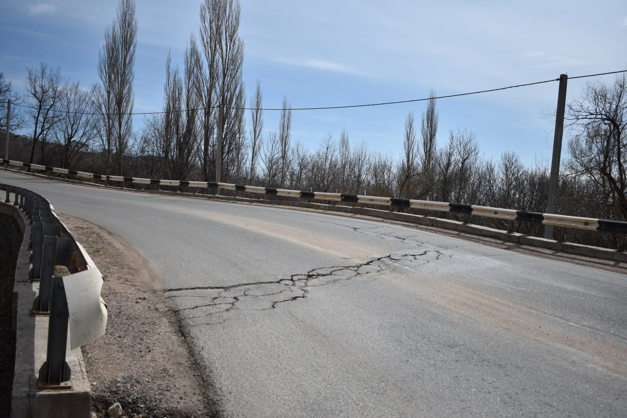 В селе Лучистое вблизи Алушты появились трещины на дороге - Лента новостей  Крыма