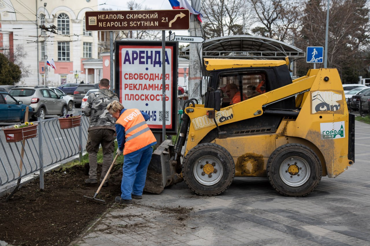 Продолжаются работы по занижению газонов на улично-дорожной сети  Симферополя - Лента новостей Крыма