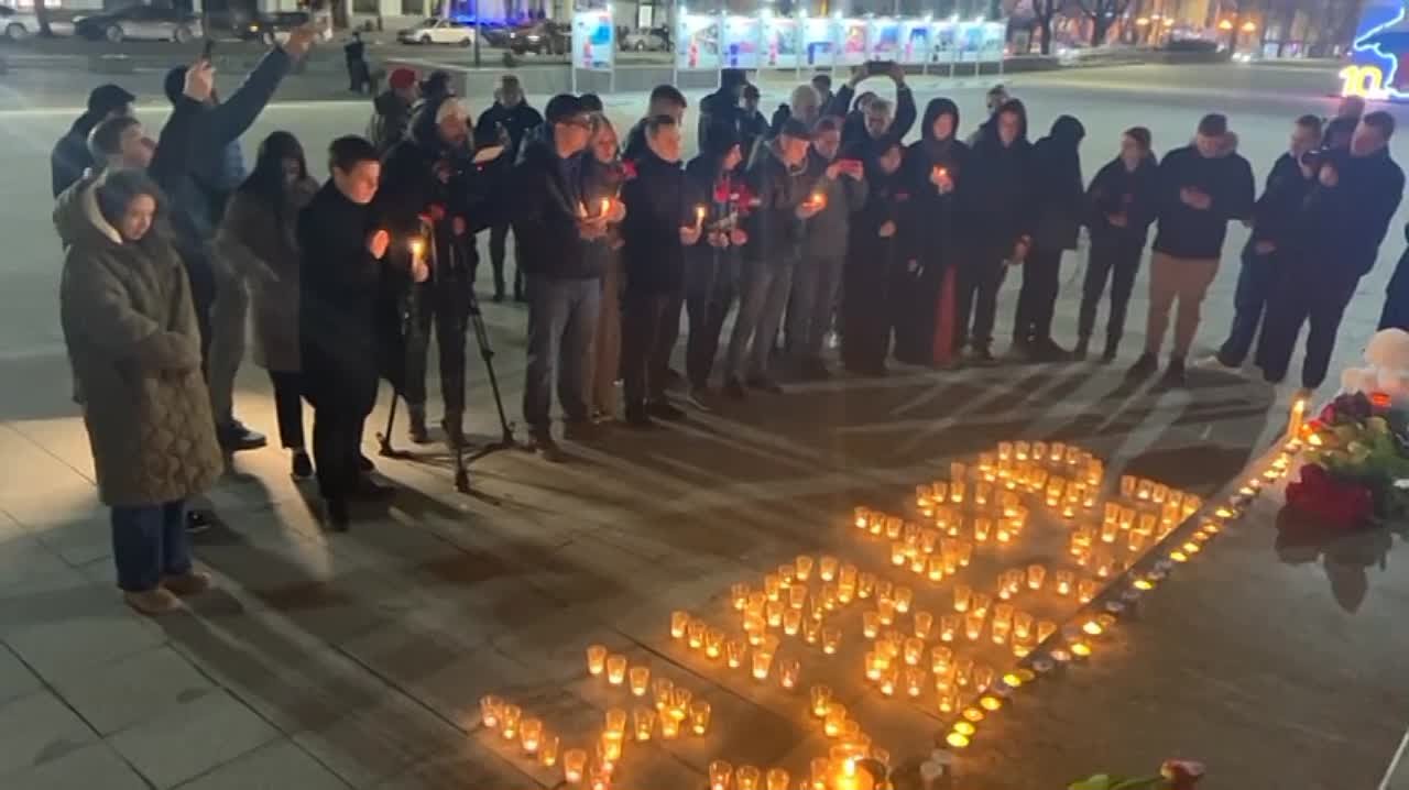 Ещё видео из центра Симферополя, где зажгли свечи в память о погибших при  теракте в Московской области - Лента новостей Крыма