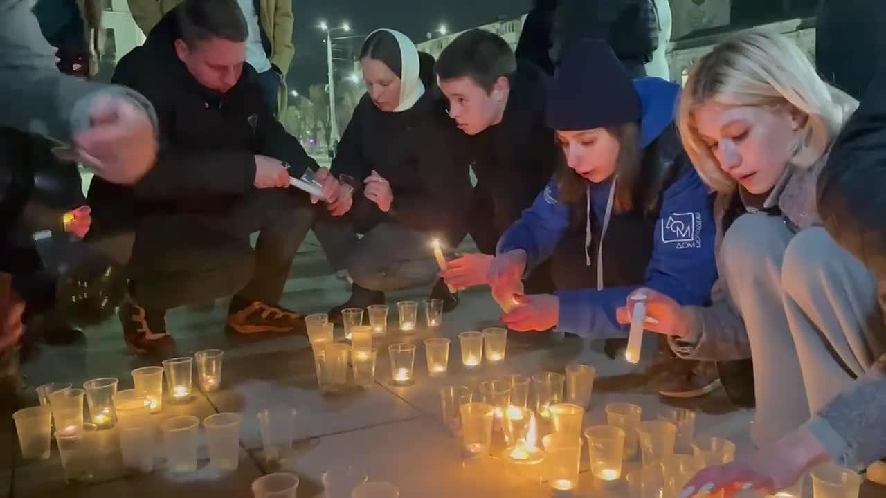 Симферопольцы зажигают свечи в память о погибших в Московской области -  Лента новостей Крыма