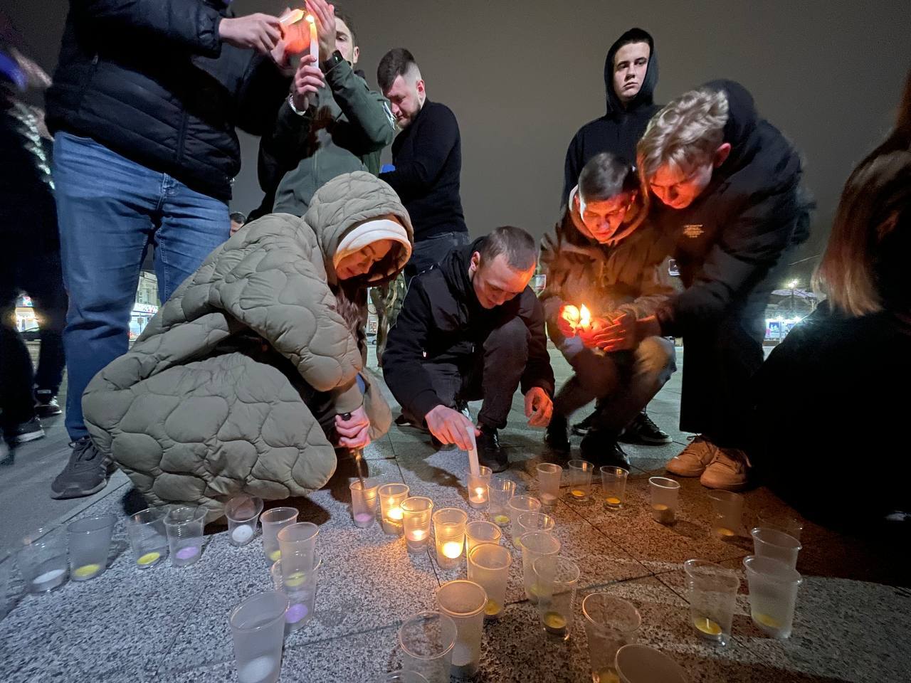 Симферопольцы зажигают свечи в память о погибших в Московской области -  Лента новостей Крыма