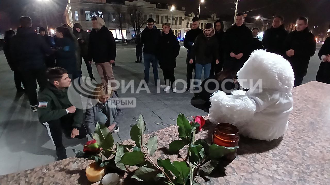 В Симферополе организован стихийный мемориал на площади Ленина - Лента  новостей Крыма