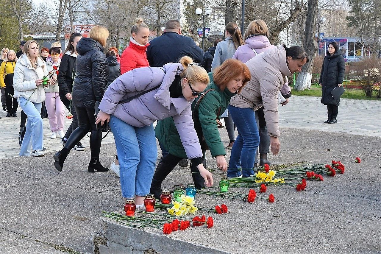 Елена Крестьянинова: В пгт Первомайское прошел траурный митинг по жертвам  теракта в подмосковном “Крокус Сити Холле” - Лента новостей Крыма