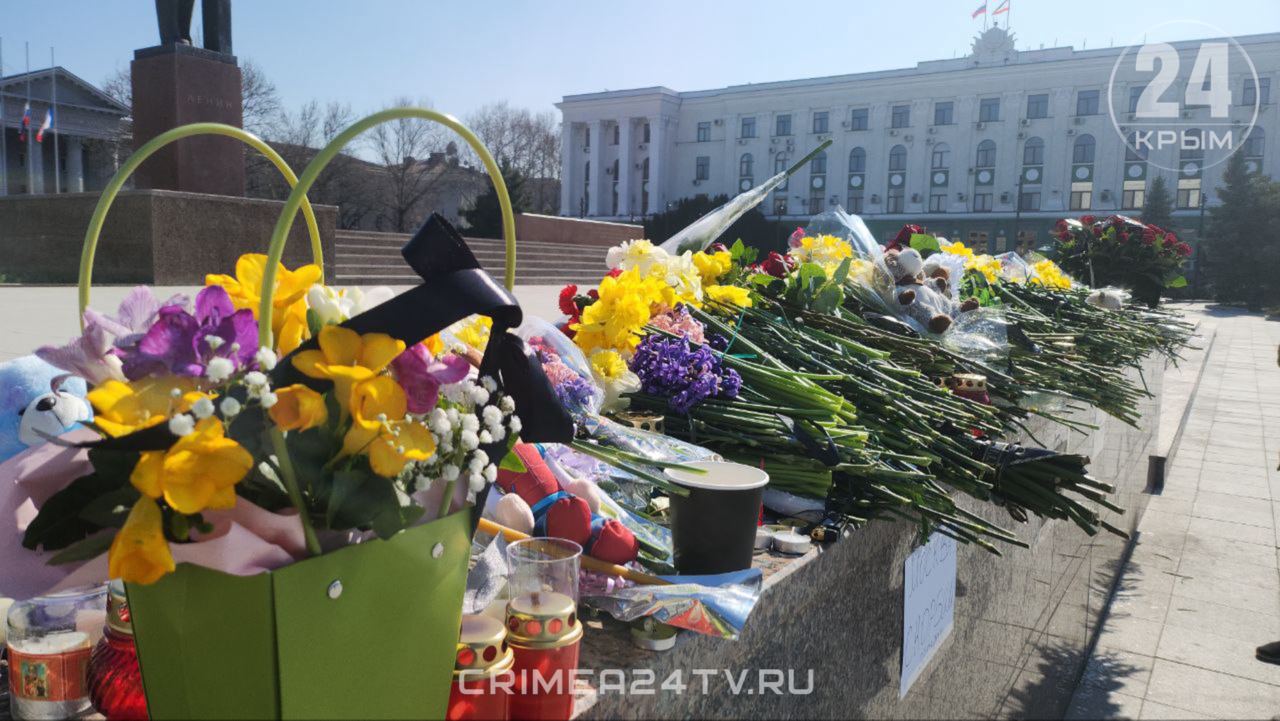 К стихийному мемориалу в Симферополе продолжают нести лампадки, цветы и  детские игрушки - Лента новостей Крыма