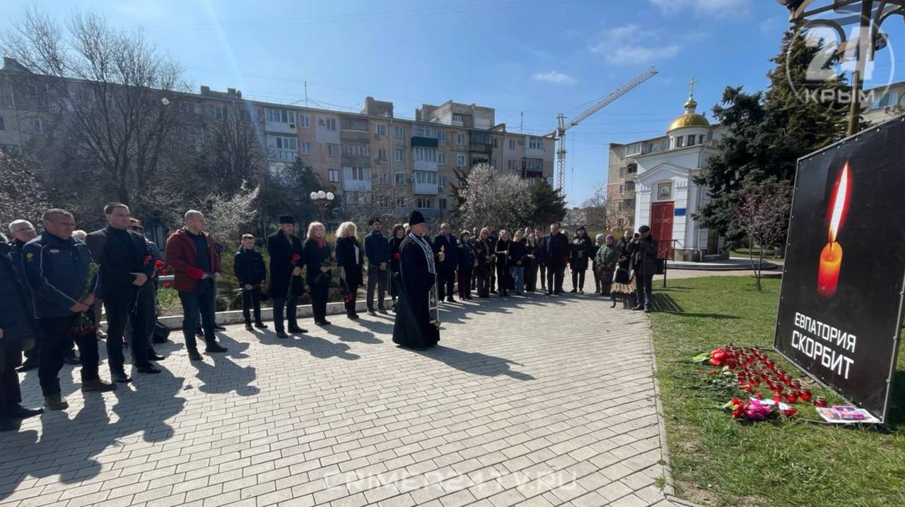 В Евпатории установили баннер со словами «Евпатория скорбит» - Лента  новостей Крыма