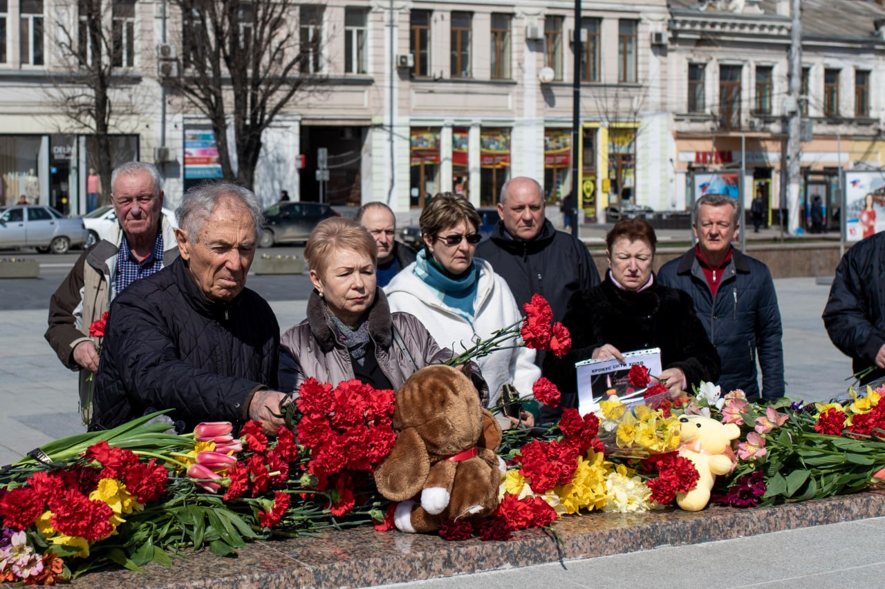 Симферопольцы продолжают нести цветы и мягкие игрушки, к народному  мемориалу в память о жертвах теракта в Подмосковье - Лента новостей Крыма