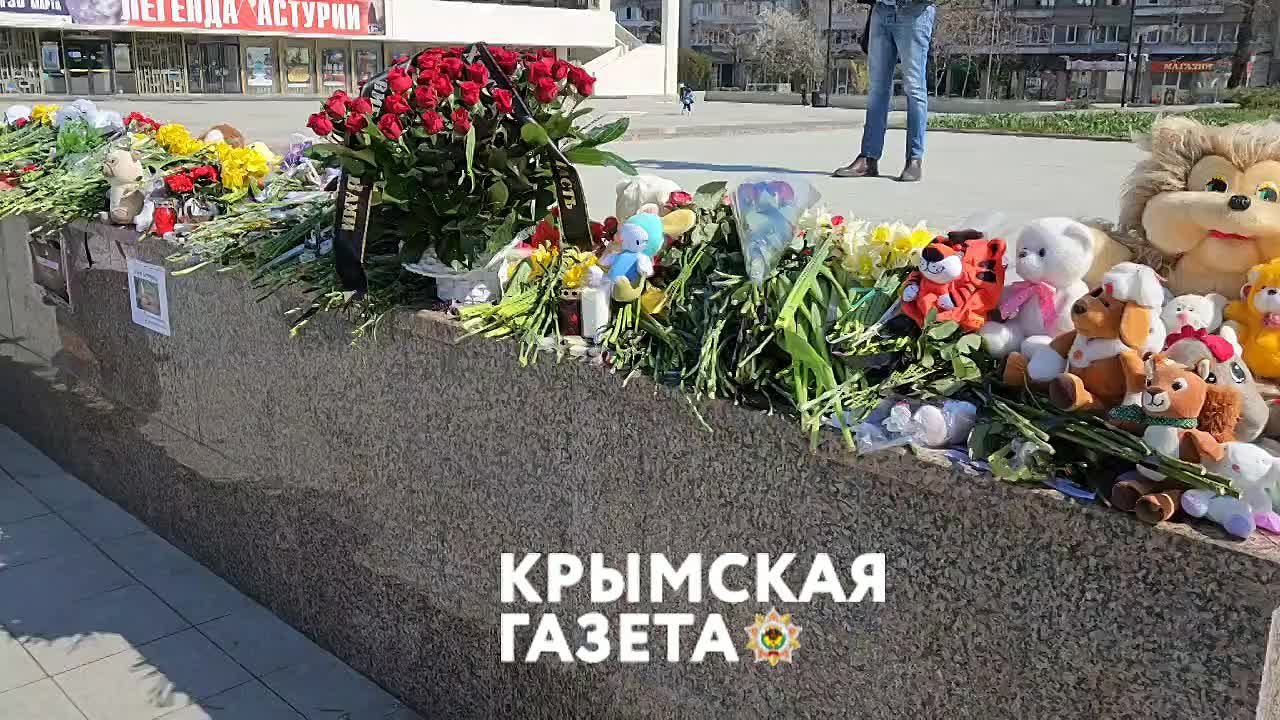 В Симферополе продолжают нести цветы и игрушки к стихийному мемориалу в  память погибших во время теракта в Подмосковье - Лента новостей Крыма