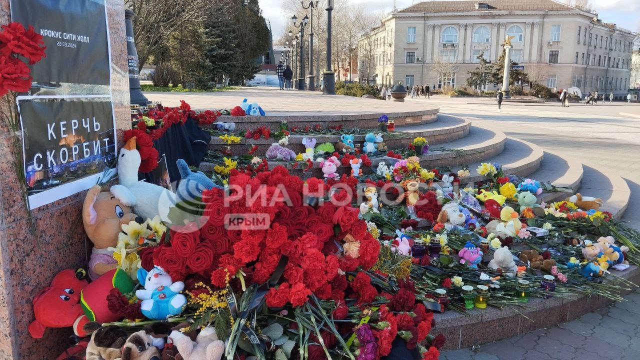 Керчане несут цветы и игрушки к стихийному мемориалу в городе - Лента  новостей Крыма