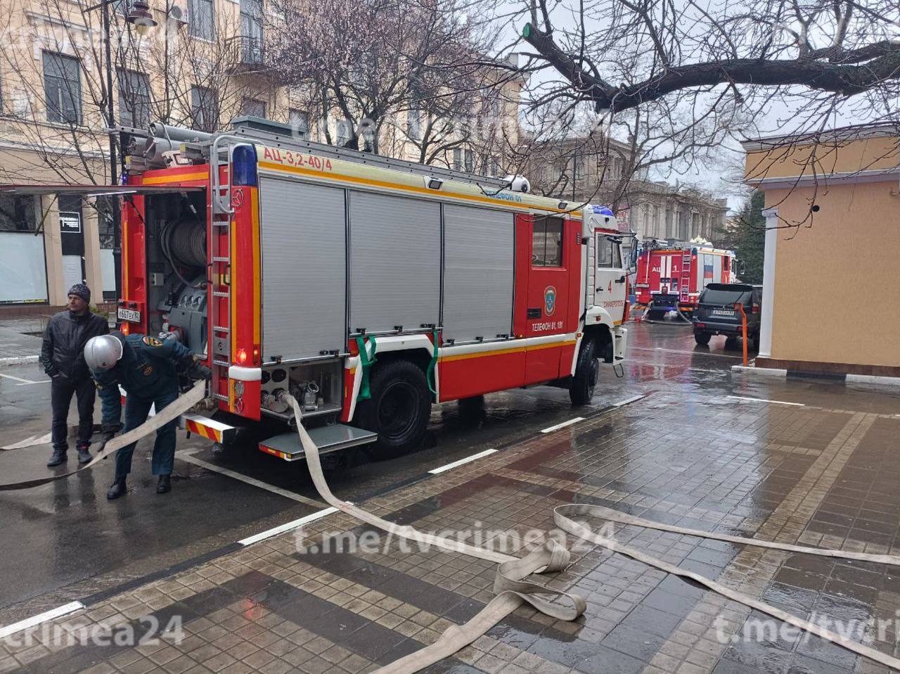 Пожарные машины у здания кинотеатра в центре Симферополя — учения МЧС -  Лента новостей Крыма