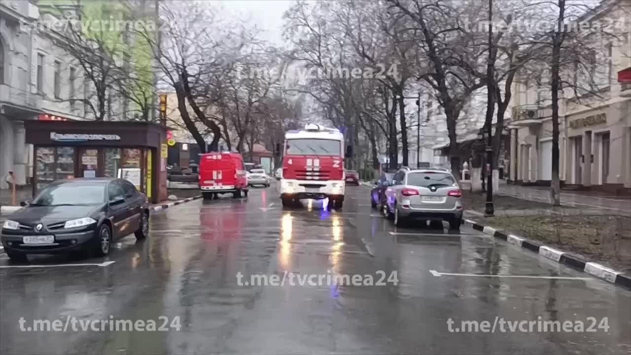 Пожарные машины у здания кинотеатра в центре Симферополя — учения МЧС -  Лента новостей Крыма