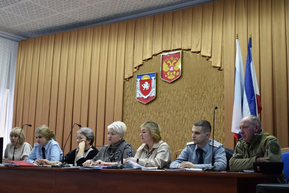 Состоялось шестое заседание Комиссии по делам несовершеннолетних и ...